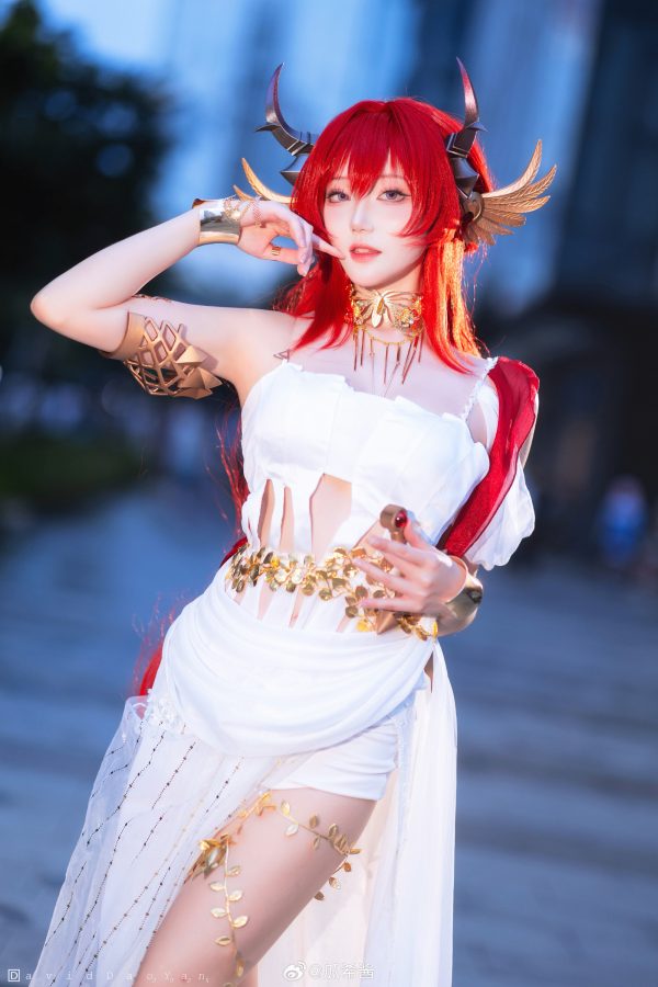 明日方舟火焰战士现实降临：瓜希酱COS史尔特尔的冷艳与力量