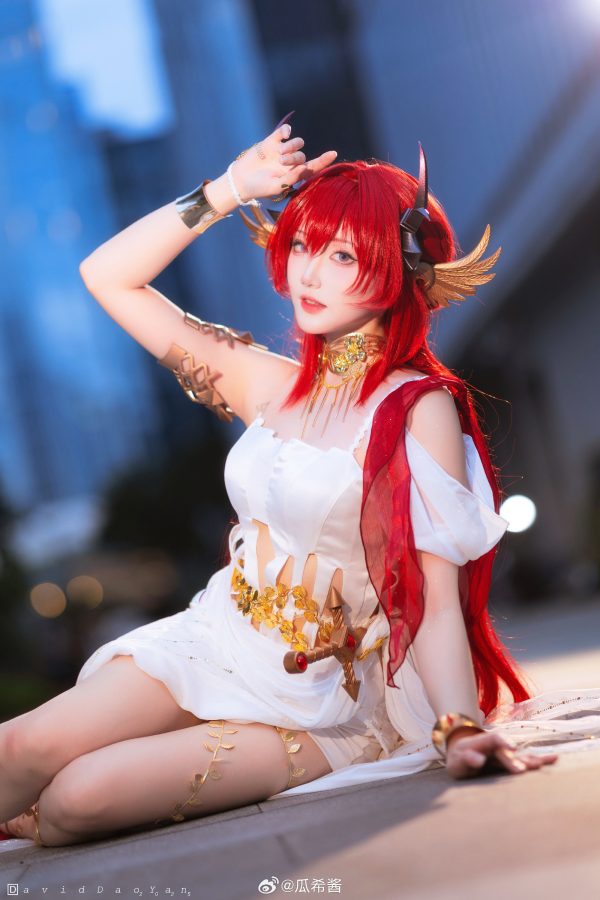 明日方舟火焰战士现实降临：瓜希酱COS史尔特尔的冷艳与力量