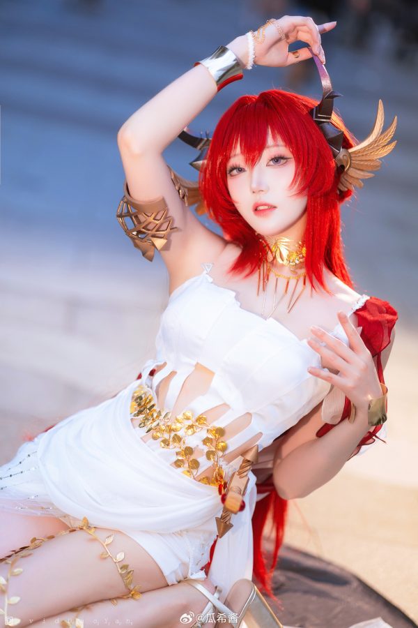 明日方舟火焰战士现实降临：瓜希酱COS史尔特尔的冷艳与力量