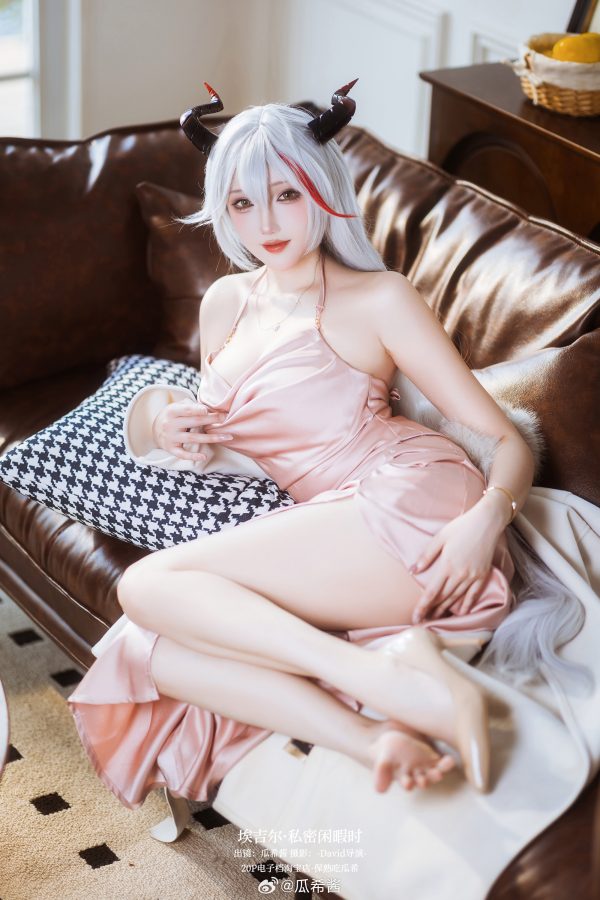 优雅与压迫感并存:瓜希酱埃吉尔cos还原碧蓝航线铁血御姐气场 优雅与压迫感并存:瓜希酱埃吉尔cos还原碧蓝航线铁血御姐气场