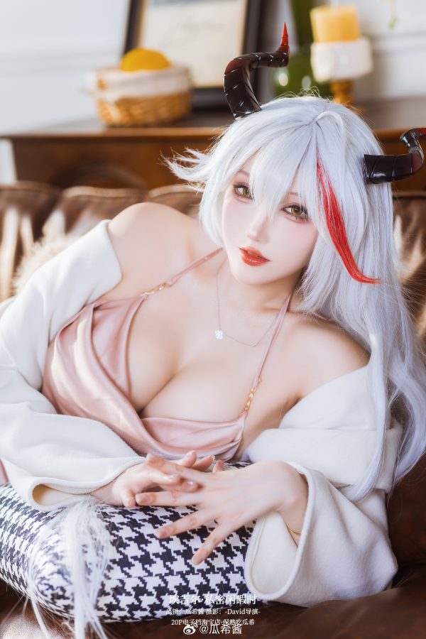 优雅与压迫感并存:瓜希酱埃吉尔cos还原碧蓝航线铁血御姐气场 优雅与压迫感并存:瓜希酱埃吉尔cos还原碧蓝航线铁血御姐气场