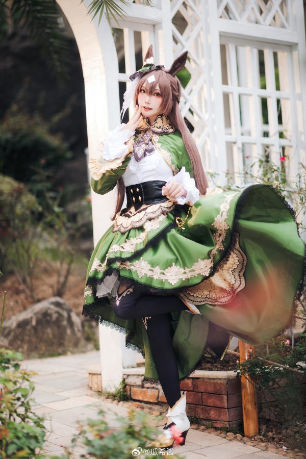 大小姐今天在花园里散步:瓜希酱cos演绎里见光钻的优雅与华丽 大小姐今天在花园里散步:瓜希酱cos演绎里见光钻的优雅与华丽