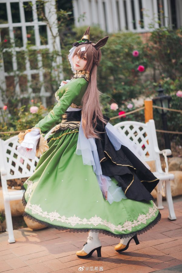 大小姐今天在花园里散步:瓜希酱cos演绎里见光钻的优雅与华丽 大小姐今天在花园里散步:瓜希酱cos演绎里见光钻的优雅与华丽