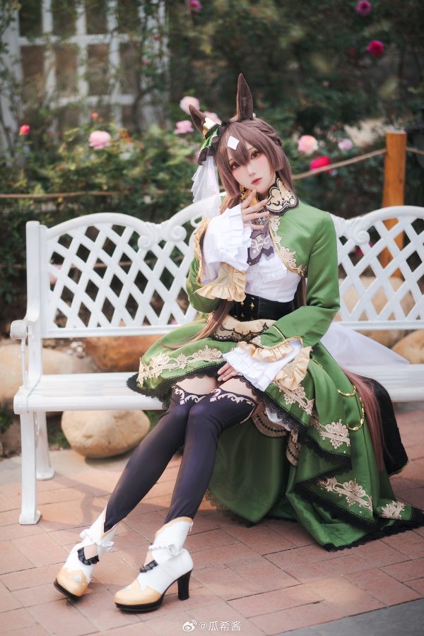 大小姐今天在花园里散步:瓜希酱cos演绎里见光钻的优雅与华丽 大小姐今天在花园里散步:瓜希酱cos演绎里见光钻的优雅与华丽
