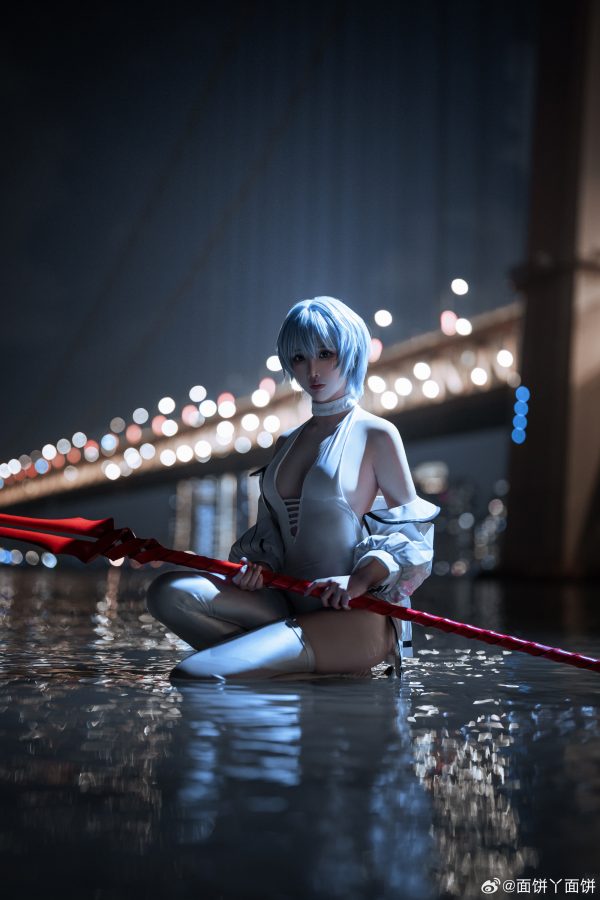 面饼仙儿白色战斗服COS:水面与霓虹之间,她是安静的绫波丽 面饼仙儿白色战斗服COS:水面与霓虹之间,她是安静的绫波丽