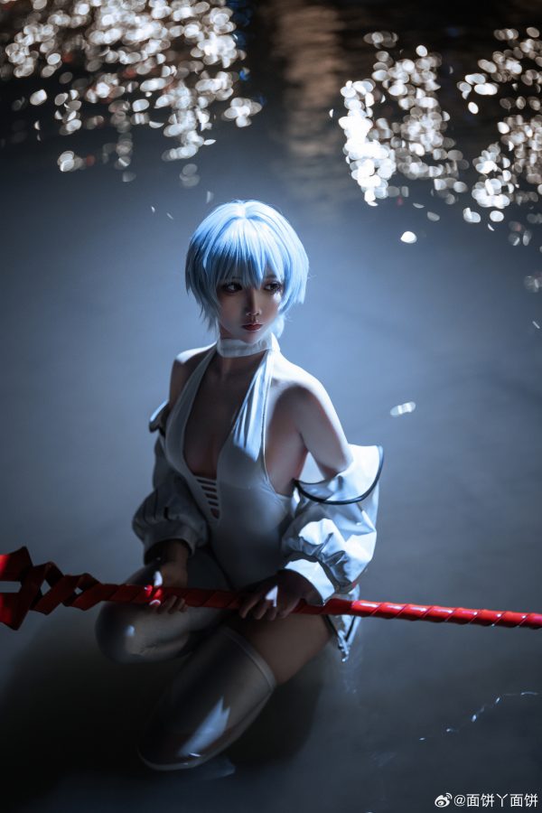 面饼仙儿白色战斗服COS:水面与霓虹之间,她是安静的绫波丽 面饼仙儿白色战斗服COS:水面与霓虹之间,她是安静的绫波丽