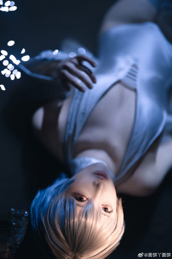 面饼仙儿白色战斗服COS:水面与霓虹之间,她是安静的绫波丽 面饼仙儿白色战斗服COS:水面与霓虹之间,她是安静的绫波丽