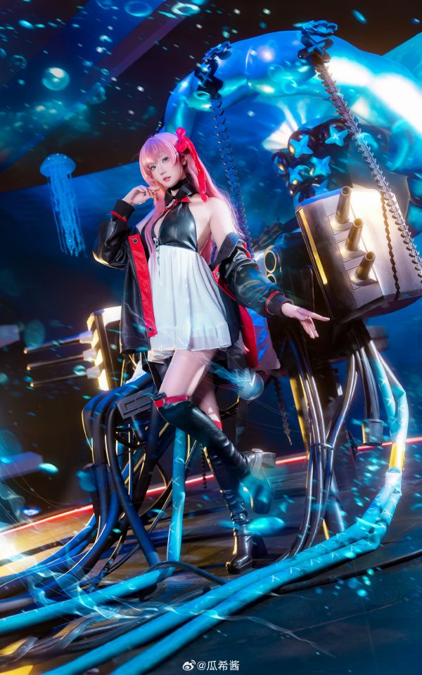 碧蓝航线夏日舰队的元气巡航:瓜希酱COS演绎孟菲斯青春魅力 碧蓝航线夏日舰队的元气巡航:瓜希酱COS演绎孟菲斯青春魅力