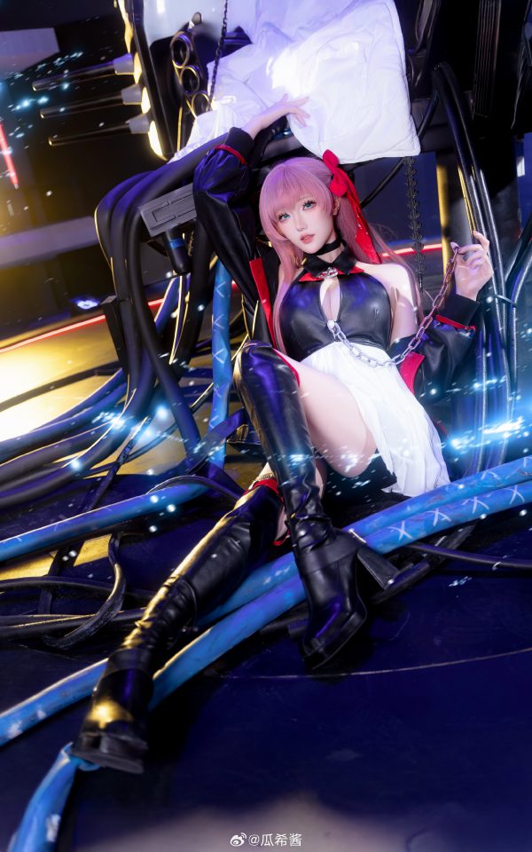 碧蓝航线夏日舰队的元气巡航:瓜希酱COS演绎孟菲斯青春魅力 碧蓝航线夏日舰队的元气巡航:瓜希酱COS演绎孟菲斯青春魅力