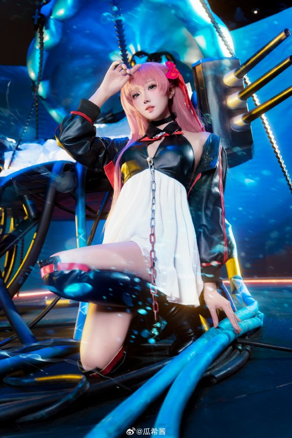 碧蓝航线夏日舰队的元气巡航:瓜希酱COS演绎孟菲斯青春魅力 碧蓝航线夏日舰队的元气巡航:瓜希酱COS演绎孟菲斯青春魅力