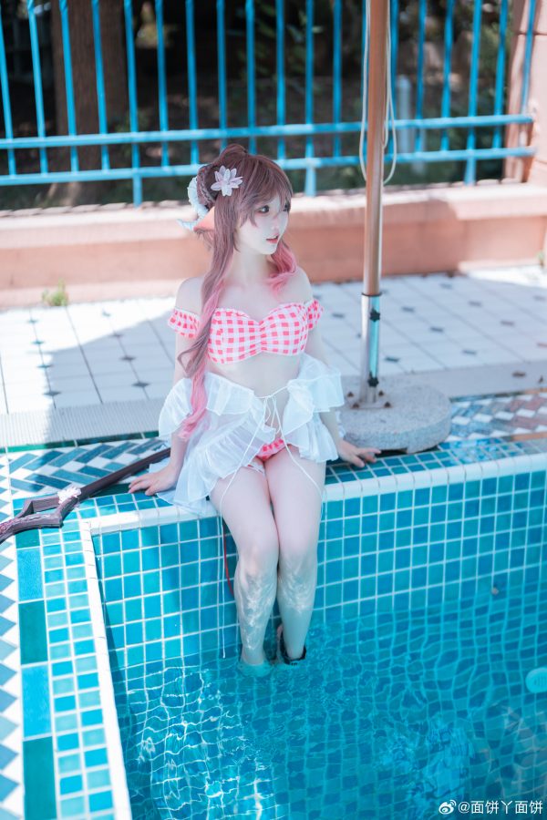 面饼仙儿艾雅法拉COS:明日方舟当火山学少女遇见夏日泳池 面饼仙儿艾雅法拉COS:明日方舟当火山学少女遇见夏日泳池