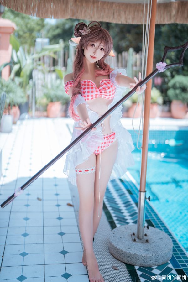 面饼仙儿艾雅法拉COS:明日方舟当火山学少女遇见夏日泳池 面饼仙儿艾雅法拉COS:明日方舟当火山学少女遇见夏日泳池