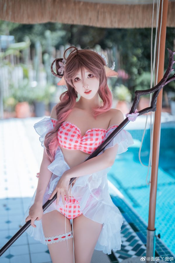 面饼仙儿艾雅法拉COS:明日方舟当火山学少女遇见夏日泳池 面饼仙儿艾雅法拉COS:明日方舟当火山学少女遇见夏日泳池
