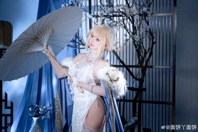 梅影与蓝纱之间的圣骑士：面饼仙儿COS圣女贞德的信仰与优雅