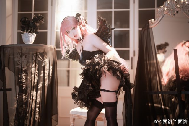 黑翼与白羽之间:面饼仙儿COS胜利女神桃乐丝的双面天使美学 黑翼与白羽之间:面饼仙儿COS胜利女神桃乐丝的双面天使美学