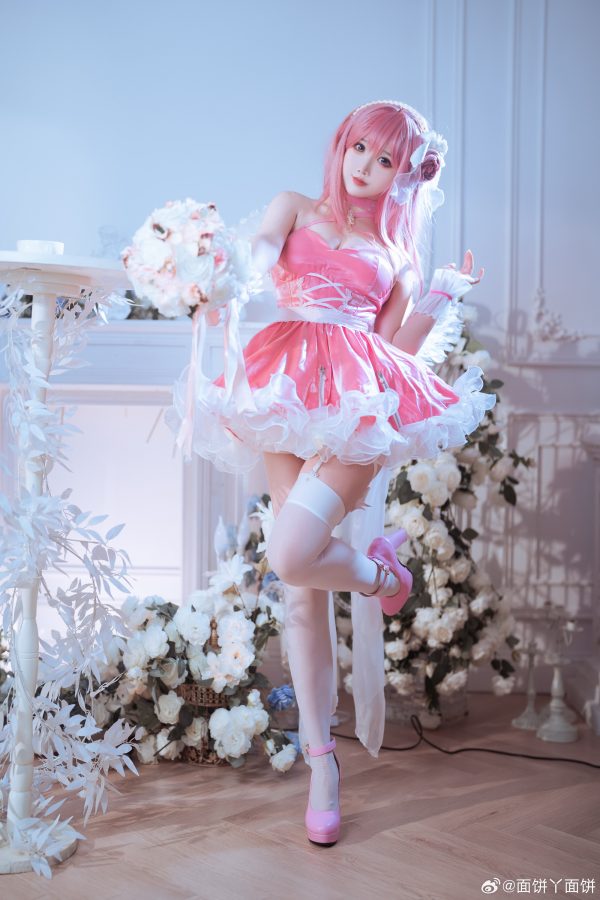 黑翼与白羽之间:面饼仙儿COS胜利女神桃乐丝的双面天使美学 黑翼与白羽之间:面饼仙儿COS胜利女神桃乐丝的双面天使美学