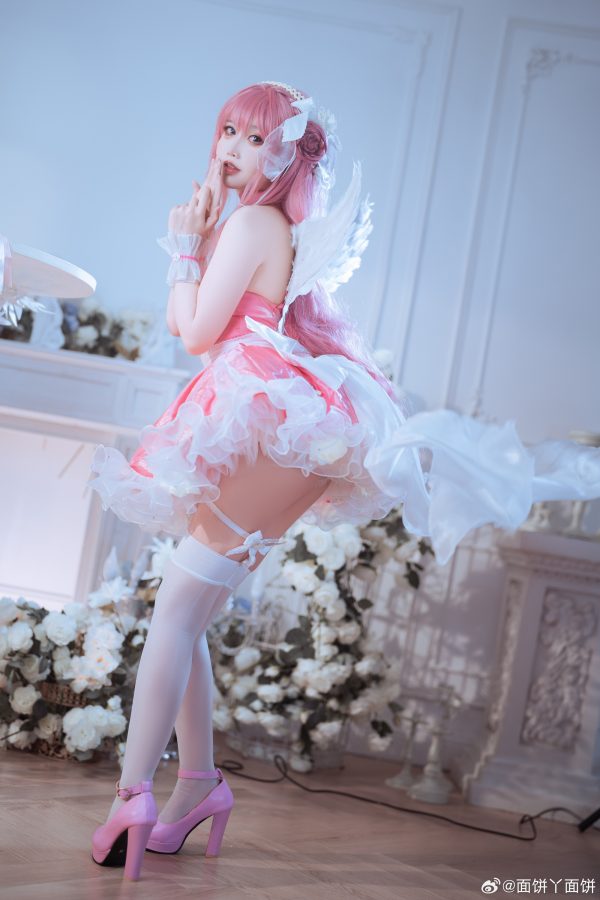 黑翼与白羽之间:面饼仙儿COS胜利女神桃乐丝的双面天使美学 黑翼与白羽之间:面饼仙儿COS胜利女神桃乐丝的双面天使美学