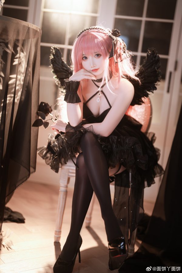 黑翼与白羽之间:面饼仙儿COS胜利女神桃乐丝的双面天使美学 黑翼与白羽之间:面饼仙儿COS胜利女神桃乐丝的双面天使美学