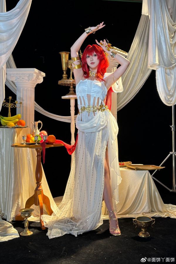 当明日方舟火焰女王降临神殿：面饼仙儿COS史尔特尔的女王气场