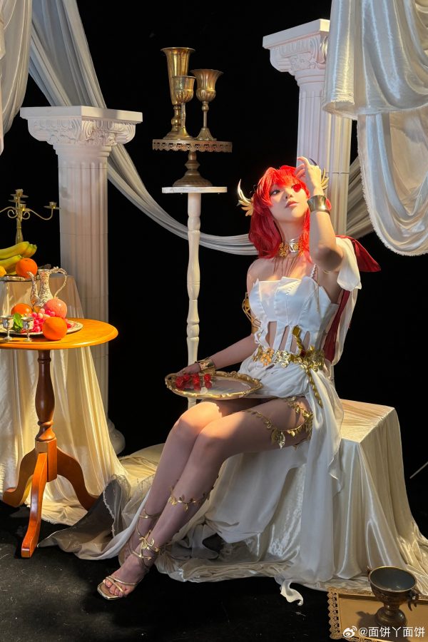 当明日方舟火焰女王降临神殿：面饼仙儿COS史尔特尔的女王气场