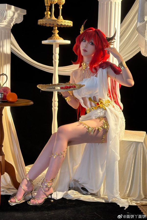 当明日方舟火焰女王降临神殿：面饼仙儿COS史尔特尔的女王气场