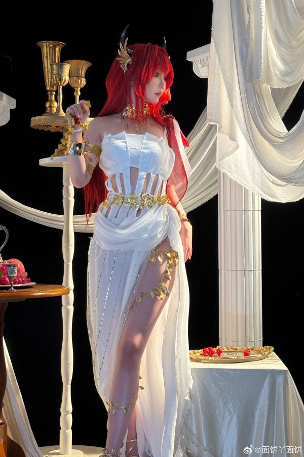 当明日方舟火焰女王降临神殿：面饼仙儿COS史尔特尔的女王气场