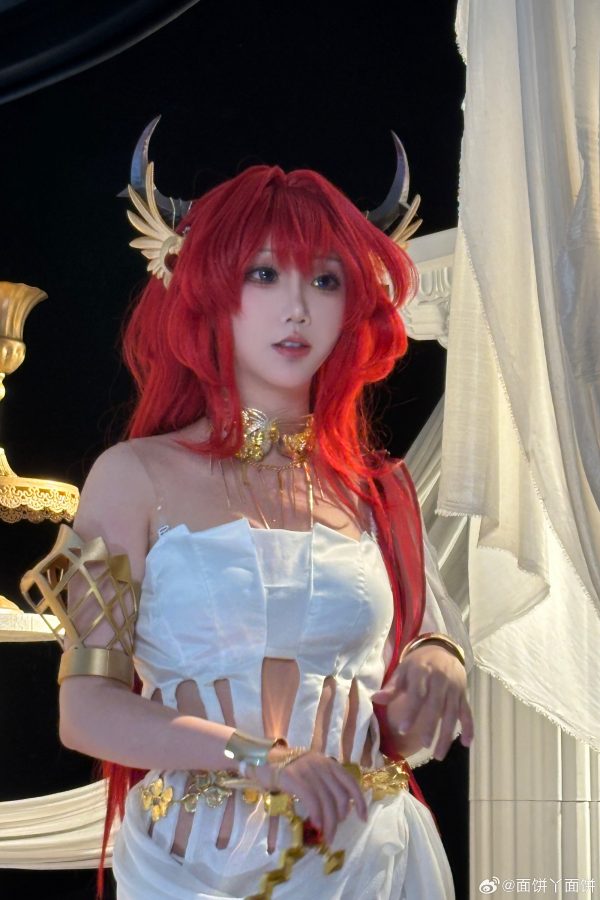 当明日方舟火焰女王降临神殿：面饼仙儿COS史尔特尔的女王气场