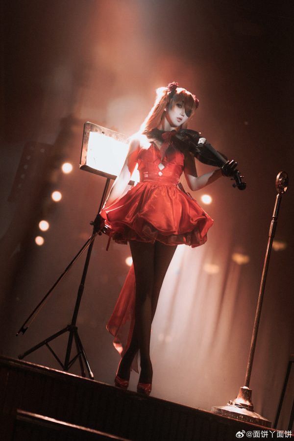 红色舞台的邀请函：面饼仙儿cos演绎胜利女神明日香的优雅与锋芒