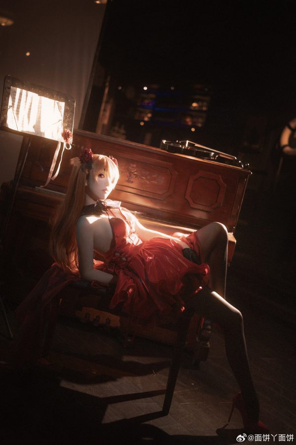 红色舞台的邀请函：面饼仙儿cos演绎胜利女神明日香的优雅与锋芒