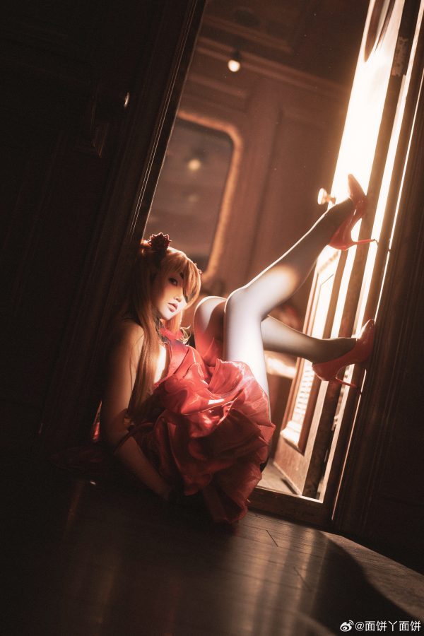 红色舞台的邀请函：面饼仙儿cos演绎胜利女神明日香的优雅与锋芒