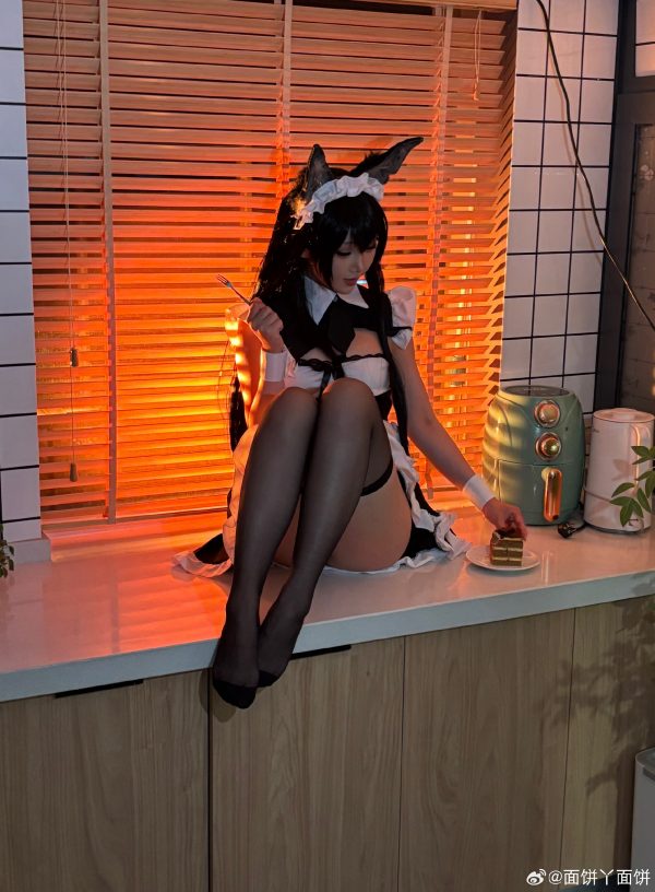 一只等待投喂的小猫娘：面饼仙儿COS演绎猫娘女仆的温柔诱惑