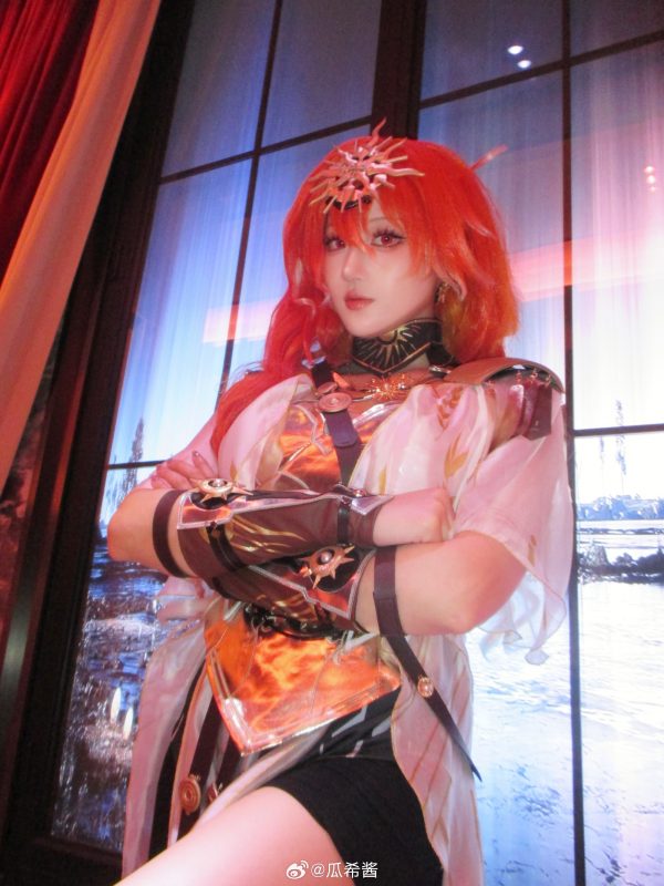 烈焰与权威的交界线：瓜希酱cos演绎鸣潮奥古斯塔的压迫式美学