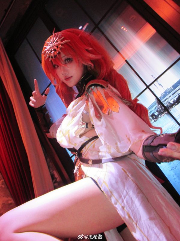 烈焰与权威的交界线：瓜希酱cos演绎鸣潮奥古斯塔的压迫式美学