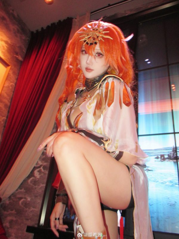 烈焰与权威的交界线：瓜希酱cos演绎鸣潮奥古斯塔的压迫式美学