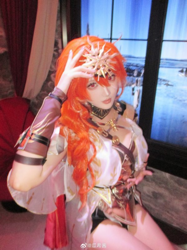 烈焰与权威的交界线：瓜希酱cos演绎鸣潮奥古斯塔的压迫式美学