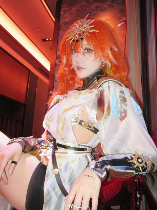烈焰与权威的交界线：瓜希酱cos演绎鸣潮奥古斯塔的压迫式美学