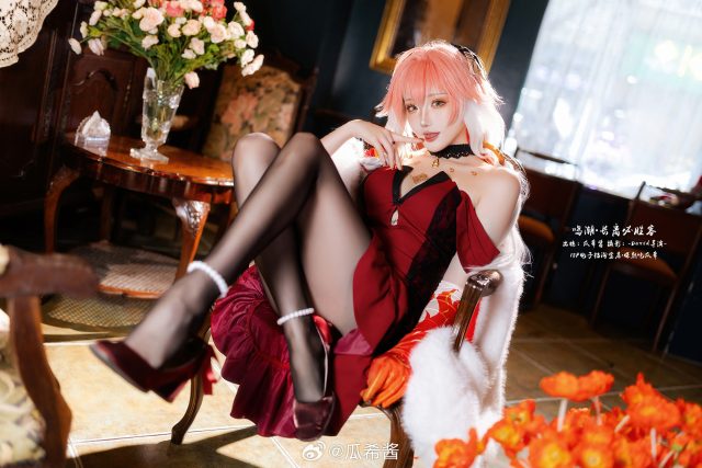 鸣潮长离礼服COS赏析：瓜希酱优雅与掌控感并存的高还原演绎