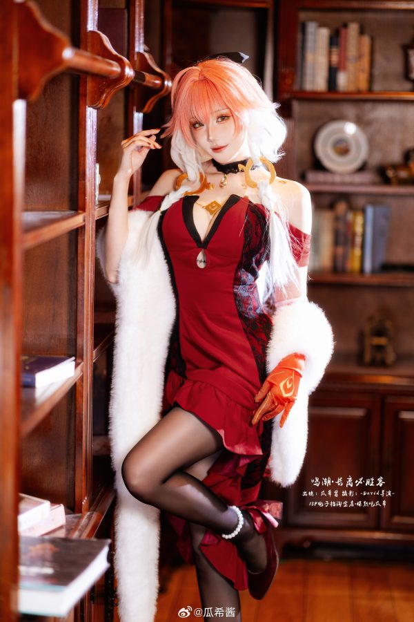 鸣潮长离礼服COS赏析：瓜希酱优雅与掌控感并存的高还原演绎