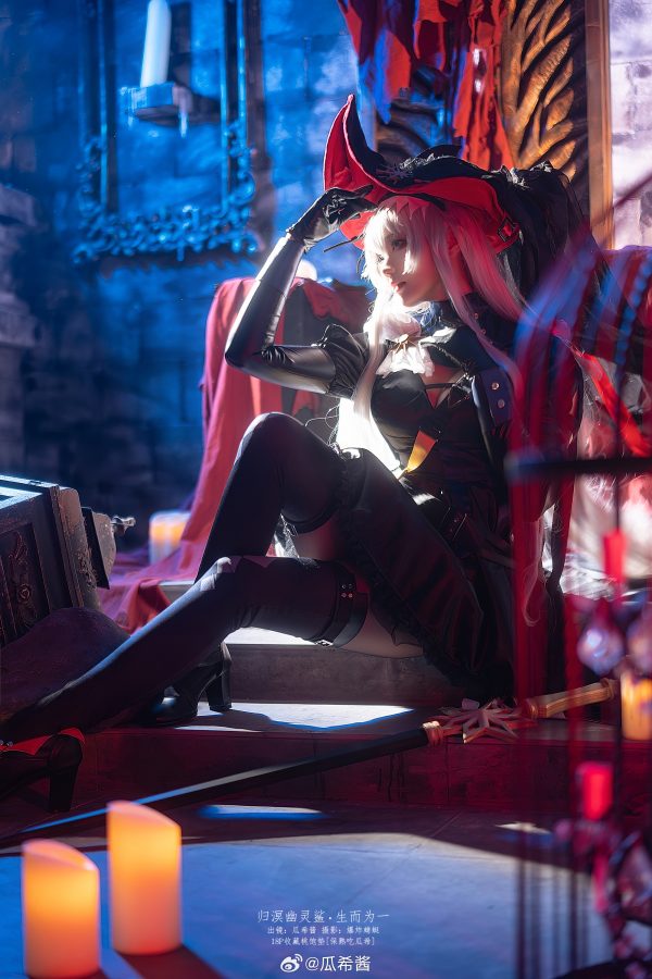 瓜希酱归溟幽灵鲨COS：演绎明日方舟深海猎杀者的冷艳与危险