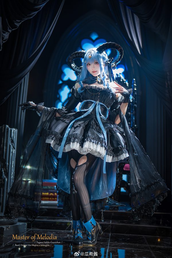 明日方舟丰川祥子COS:瓜希酱演绎旋律的主人的优雅与舞台掌控 明日方舟丰川祥子COS:瓜希酱演绎旋律的主人的优雅与舞台掌控