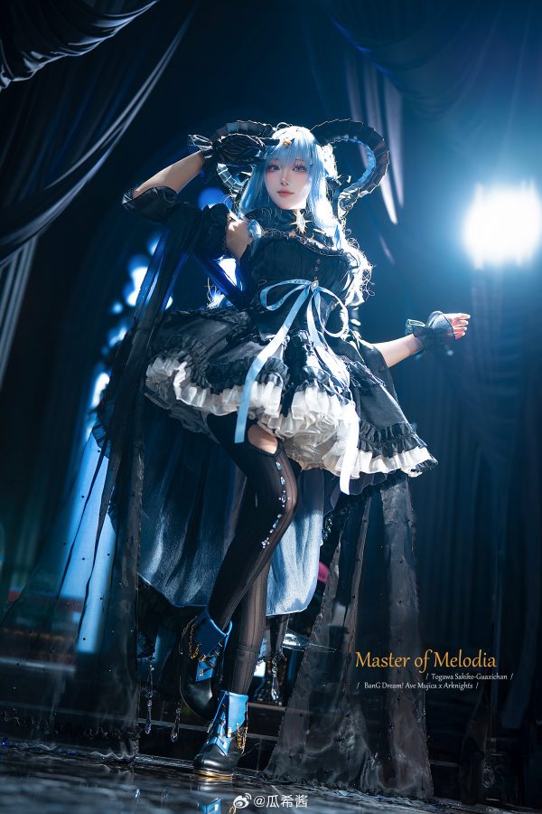 明日方舟丰川祥子COS:瓜希酱演绎旋律的主人的优雅与舞台掌控 明日方舟丰川祥子COS:瓜希酱演绎旋律的主人的优雅与舞台掌控