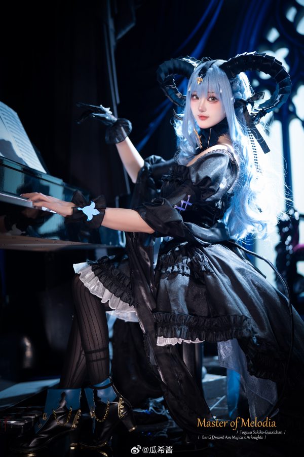 明日方舟丰川祥子COS:瓜希酱演绎旋律的主人的优雅与舞台掌控 明日方舟丰川祥子COS:瓜希酱演绎旋律的主人的优雅与舞台掌控