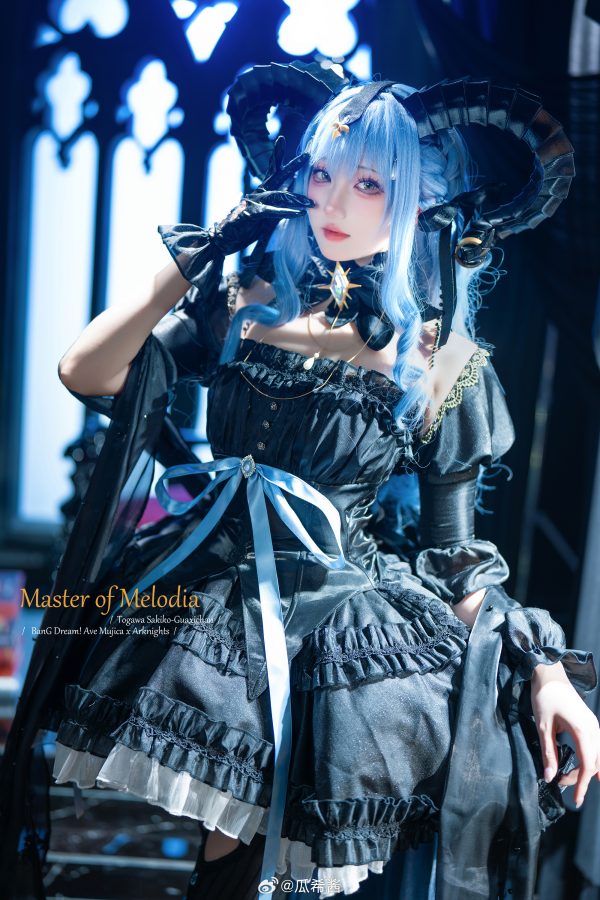 明日方舟丰川祥子COS:瓜希酱演绎旋律的主人的优雅与舞台掌控 明日方舟丰川祥子COS:瓜希酱演绎旋律的主人的优雅与舞台掌控