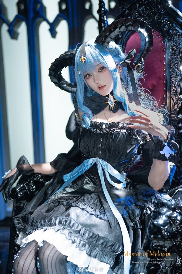 明日方舟丰川祥子COS:瓜希酱演绎旋律的主人的优雅与舞台掌控 明日方舟丰川祥子COS:瓜希酱演绎旋律的主人的优雅与舞台掌控