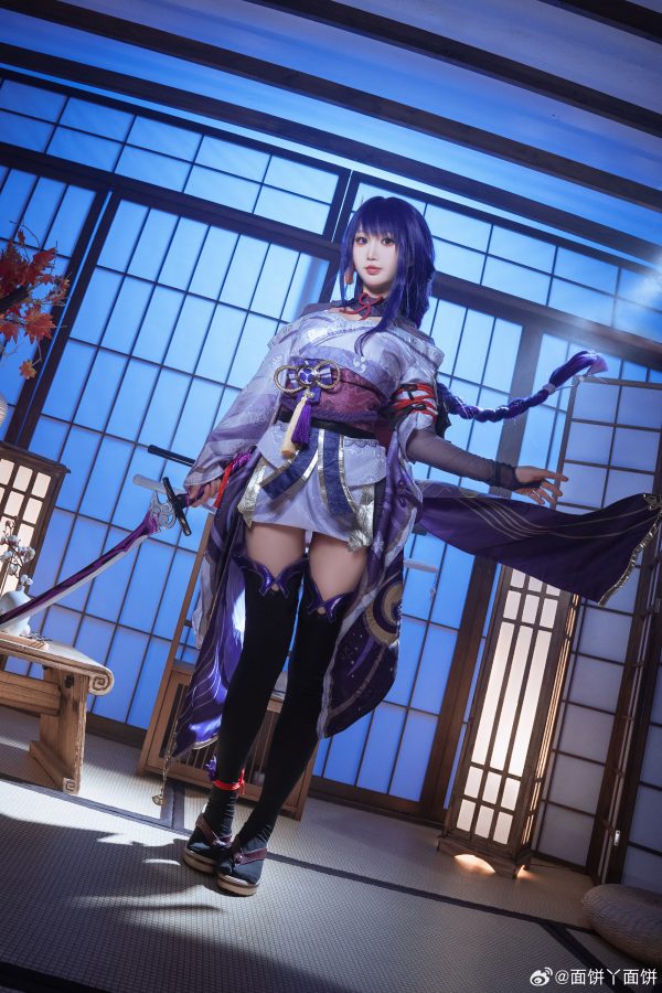 雷光未落威仪先至：面饼仙儿COS演绎雷电将军的威仪与冷艳气场