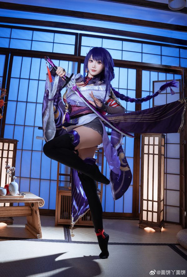 雷光未落威仪先至：面饼仙儿COS演绎雷电将军的威仪与冷艳气场