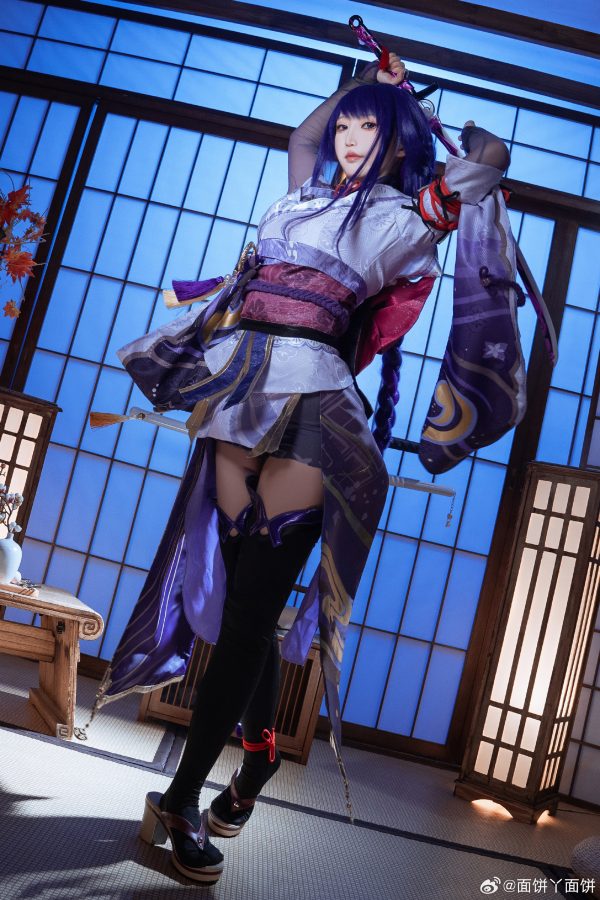 雷光未落威仪先至：面饼仙儿COS演绎雷电将军的威仪与冷艳气场