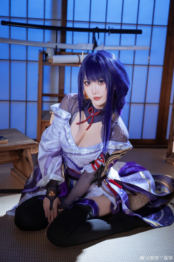 雷光未落威仪先至：面饼仙儿COS演绎雷电将军的威仪与冷艳气场