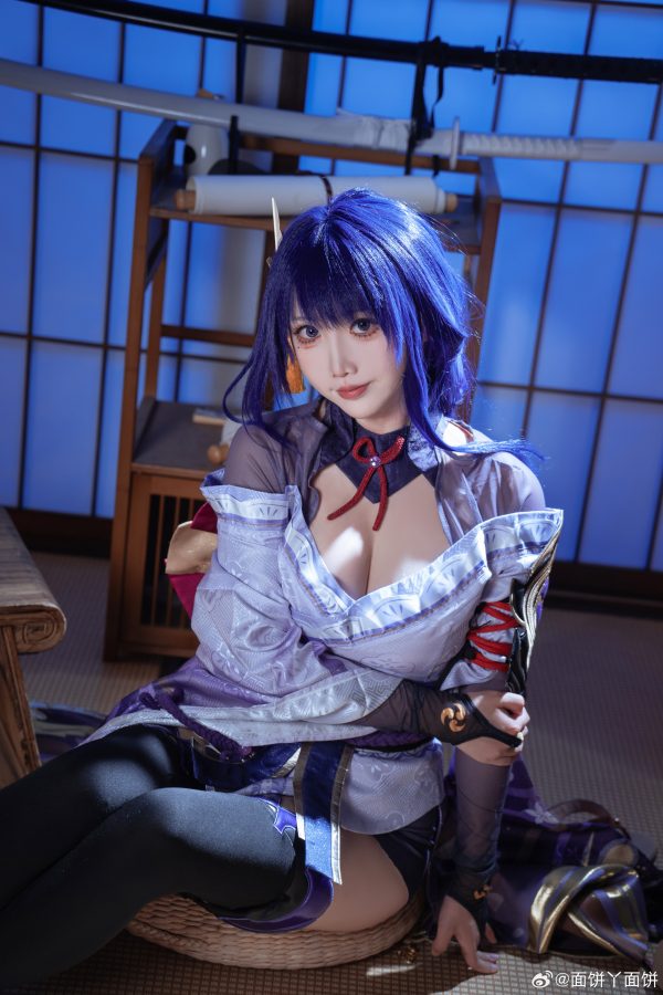 雷光未落威仪先至：面饼仙儿COS演绎雷电将军的威仪与冷艳气场