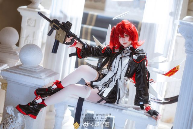 瓜希酱明日方舟COS：演绎新约能天使冷艳与力量的视觉盛宴
